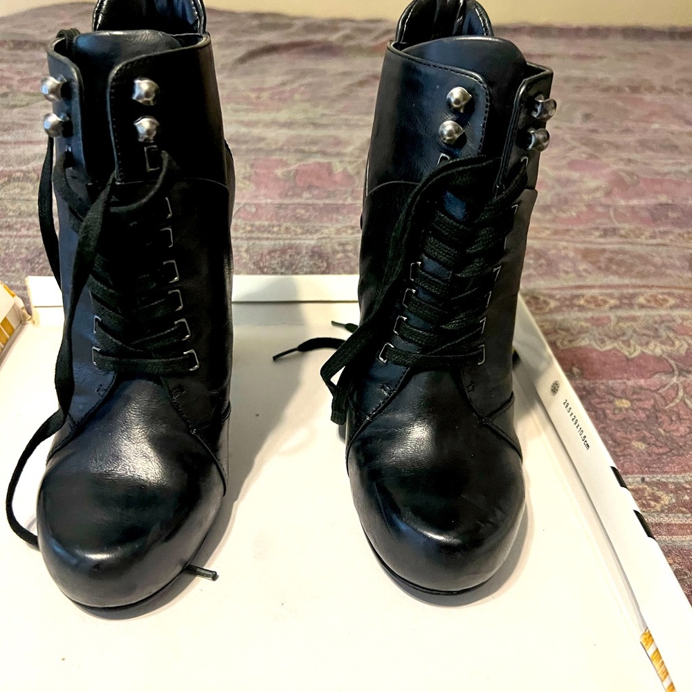 Black pair leather boots